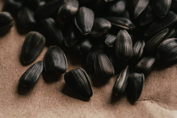 Muitas sementes de girassol preto fundo fechar — Fotografia de Stock