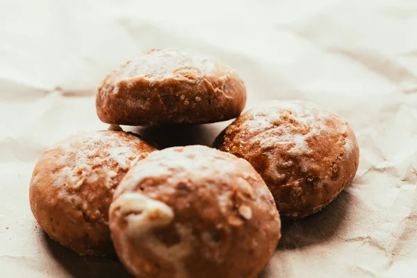 Lebkuchen hautnah auf hellem Papierhintergrund — Stockfoto