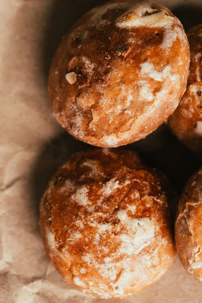 Pão de gengibre close-up em fundo de papel brilhante — Fotografia de Stock