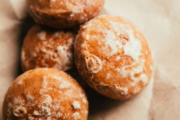 Lebkuchen hautnah auf hellem Papierhintergrund — Stockfoto