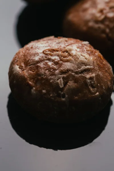 Pan de jengibre fresco de cerca sobre un fondo oscuro —  Fotos de Stock