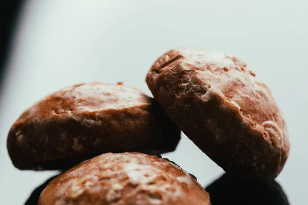 在一个黑暗的背景上新鲜姜饼特写 — 图库照片