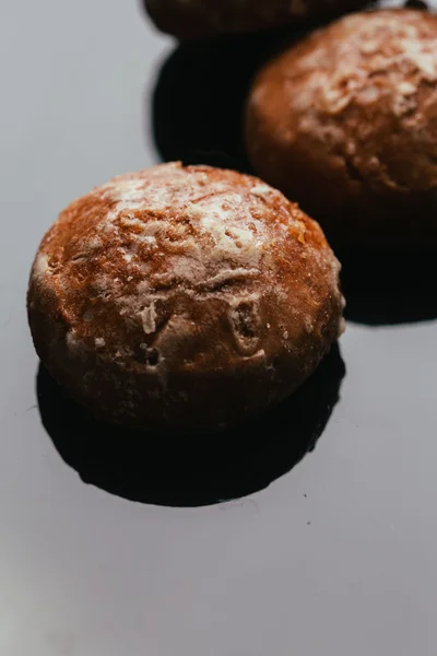 Pan de jengibre fresco de cerca sobre un fondo oscuro —  Fotos de Stock