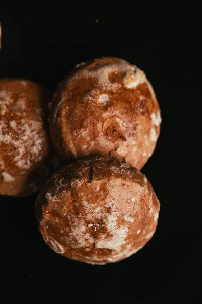 Pan de jengibre fresco de cerca sobre un fondo oscuro —  Fotos de Stock