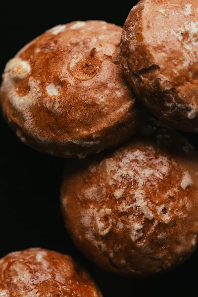Pan de jengibre fresco de cerca sobre un fondo oscuro —  Fotos de Stock