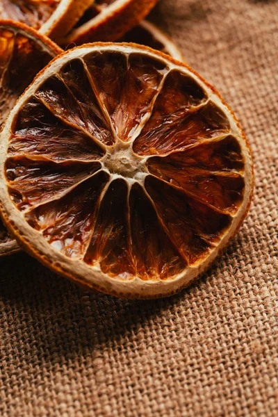 Limão seco e laranja em um fundo leve saque — Fotografia de Stock