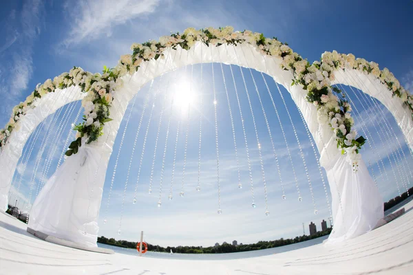 Sahilde düğün kemeri