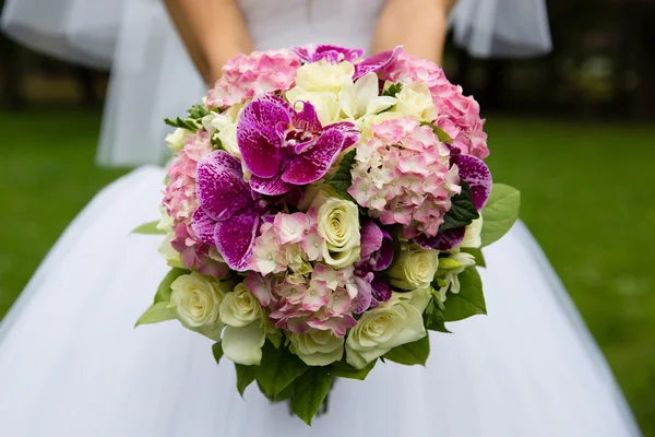 Mariée avec bouquet de mariage — Photo