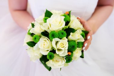 Gelin çok güzel bir buket tutuyor.