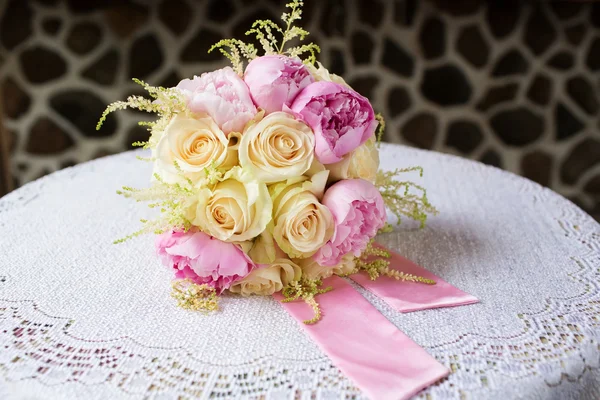 桌上的新娘花束 — 图库照片