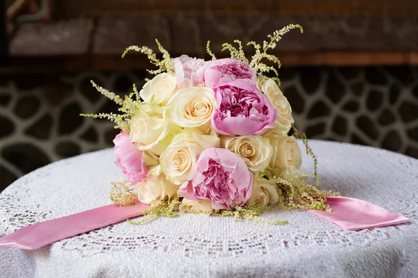 Букет невесты на столе — стоковое фото