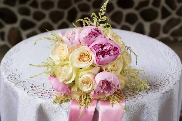 桌上的新娘花束 — 图库照片