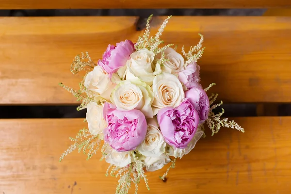 Bouquet da sposa sulla panchina — Foto Stock