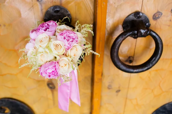 Belo buquê nupcial de flores rosa e branca — Fotografia de Stock