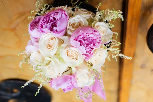 Belo buquê nupcial de flores rosa e branca — Fotografia de Stock