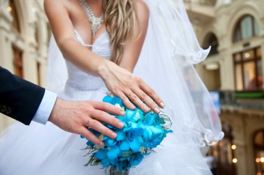 Gelin ve damat elleri ile alyans