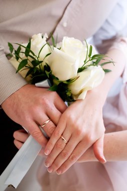 Gelin ve damat elleri ile alyans