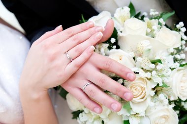 Gelin ve damat elleri ile alyans