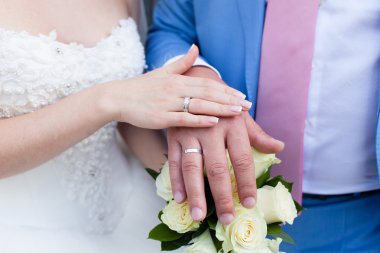 Gelin ve damat elleri ile alyans