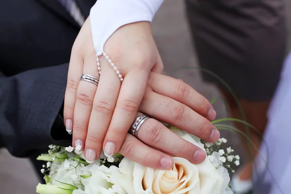 Gelin ve damat elleri ile alyans