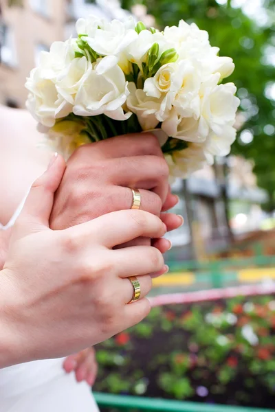 Sposa e sposo mani con fedi nuziali — Foto Stock