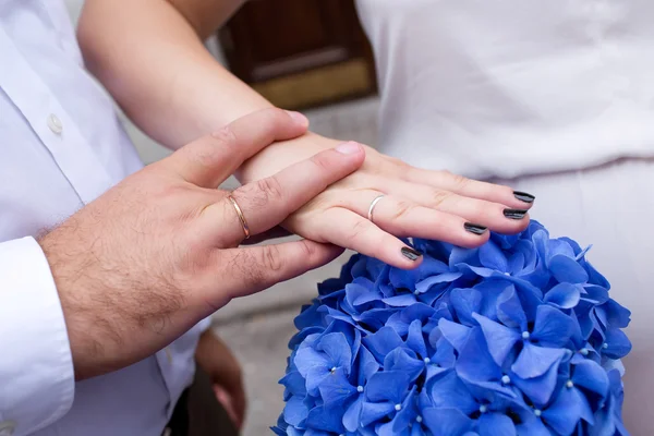 Braut und Bräutigam Hände mit Eheringen — Stockfoto