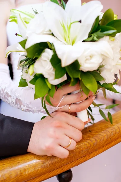 Noiva e noivo mãos com anéis de casamento — Fotografia de Stock