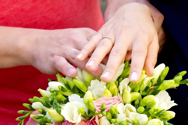 Noiva e noivo mãos com anéis de casamento — Fotografia de Stock