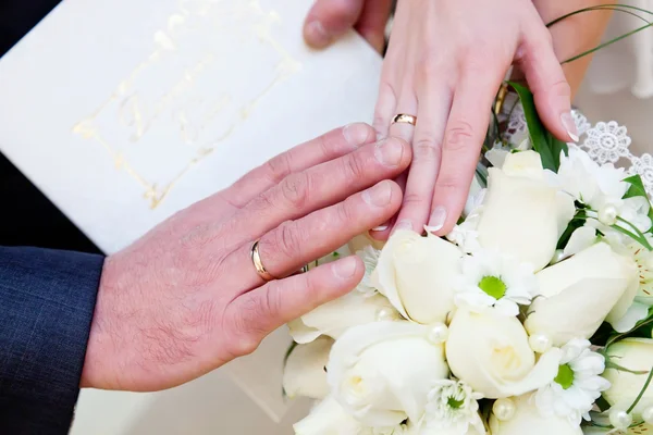 Noiva e noivo mãos com anéis de casamento — Fotografia de Stock