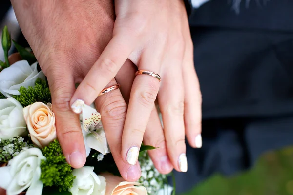 Руки жениха и невесты с обручальными кольцами — стоковое фото