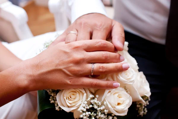 Noiva e noivo mãos com anéis de casamento — Fotografia de Stock