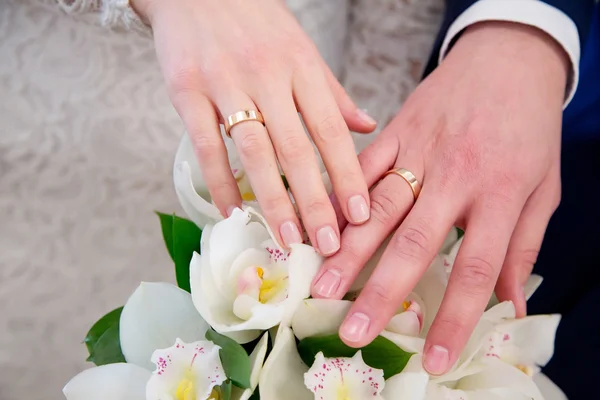 Noiva e noivo mãos com anéis de casamento — Fotografia de Stock