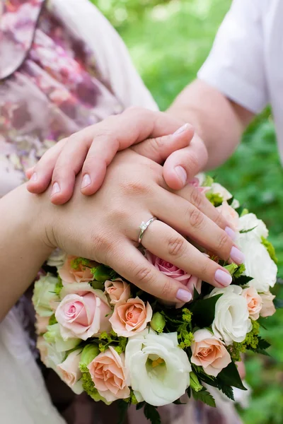 Noiva e noivo mãos com anéis de casamento — Fotografia de Stock