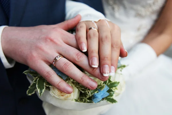 Noiva e noivo mãos com anéis de casamento — Fotografia de Stock