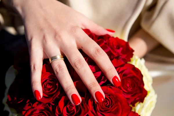 Menyasszony és a vőlegény kezét eljegyzési gyürük — Stock Fotó