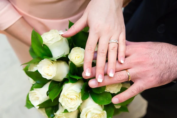 Noiva e noivo mãos com anéis de casamento — Fotografia de Stock