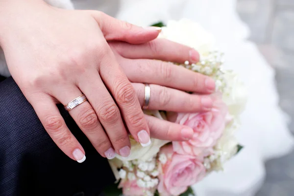 Noiva e noivo mãos com anéis de casamento — Fotografia de Stock