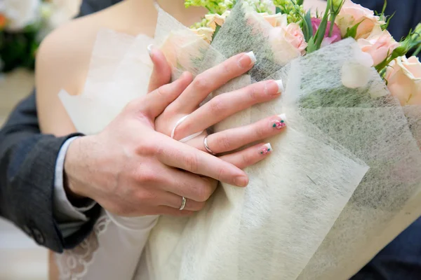 Sposa e sposo mani con fedi nuziali — Foto Stock