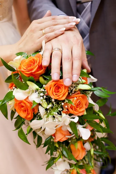 Mariée et marié mains avec des alliances — Photo