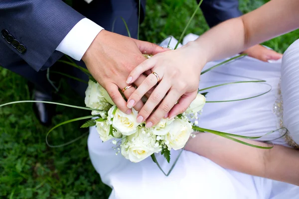 Braut und Bräutigam Hände mit Eheringen — Stockfoto