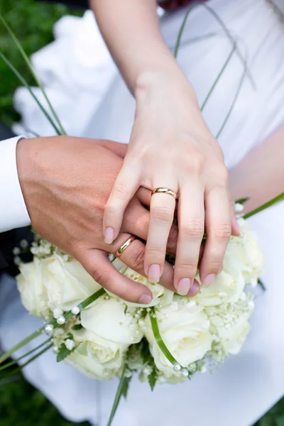 Mariée et marié mains avec des alliances — Photo