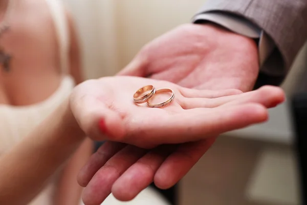 Anillos de boda y manos — Foto de Stock