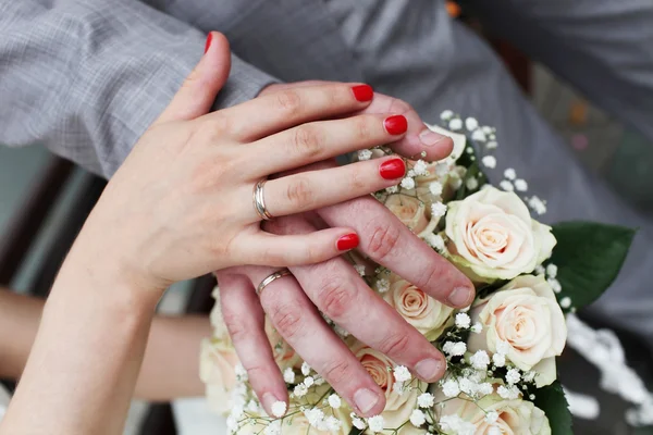 Noiva e noivo mãos com anéis de casamento — Fotografia de Stock