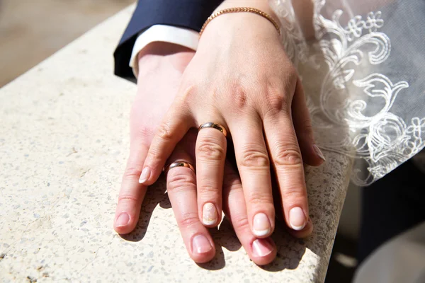 Mãos de casal com anéis de casamento — Fotografia de Stock