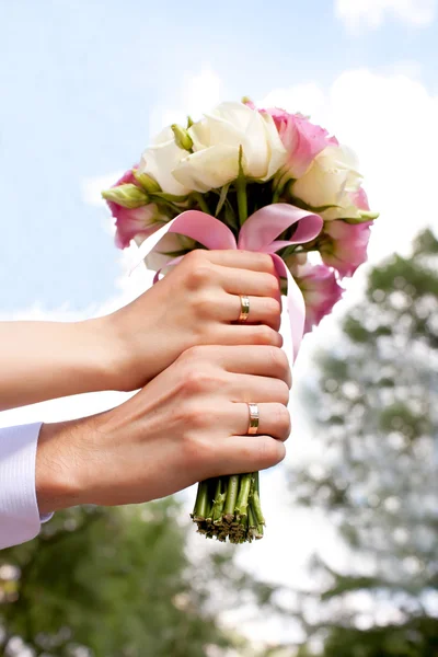 Bride and groom hands with wedding rings Royalty Free Stock Photos