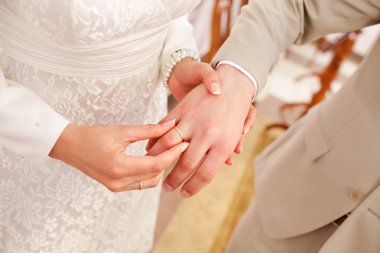 Gelin ve damat elleri yüzüklü