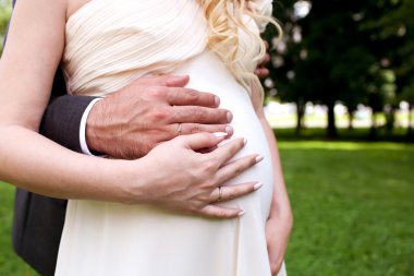 Gelin ve damat elleri yüzüklü