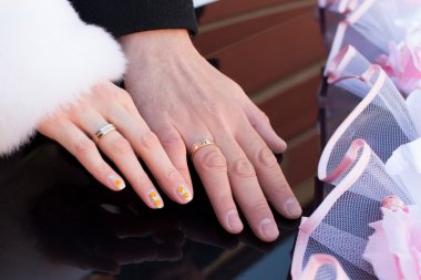 Gelin ve damat elleri yüzüklü