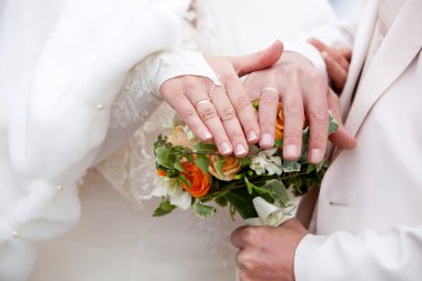 Gelin ve damat elleri yüzüklü