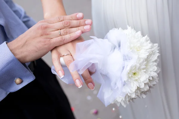 Νύφη και γαμπρός χέρια με δαχτυλίδια — Φωτογραφία Αρχείου